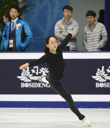 フィギュアスケートの中国杯会場で調整する浅田真央