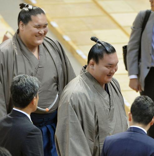 大相撲九州場所の土俵祭りを終え、笑顔で引き揚げる横綱白鵬（右）と大関照ノ富士