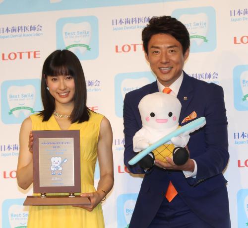 「ベストスマイル・オブ・ザ・イヤー２０１５」授賞式で満面の笑顔を見せる土屋太鳳（左）と松岡修造