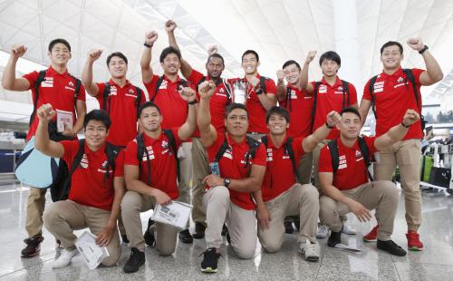 リオ五輪出場権獲得から一夜明け、帰国を前に記念撮影するラグビー７人制日本代表