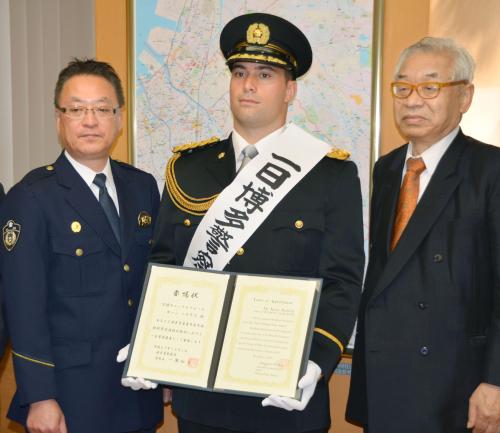 福岡県警博多署の一日署長に就任したカーン・ヘスケス選手（中央）