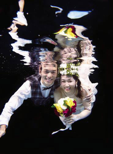 水中での結婚写真を撮影した、競泳五輪メダリストの佐藤久佳さん（左）と加藤ゆかさん（提供写真）