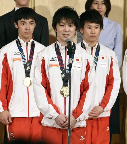 世界選手権の祝勝会であいさつする体操男子の内村航平。左は白井健三