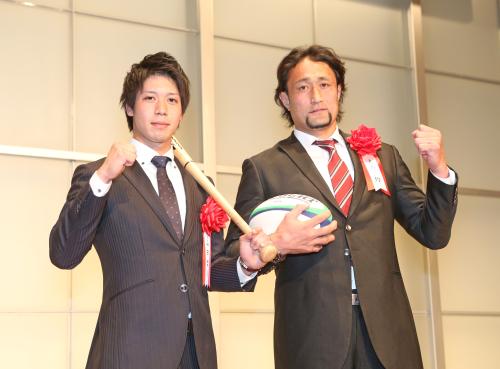 「ＦＯＲ　ＡＬＬ　２０１５」グランプリを表彰された山田哲人（左）とラグビーワールドカップ２０１５日本代表の大野均