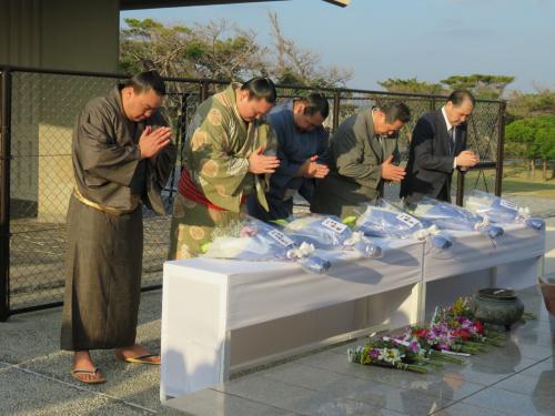 沖縄戦没者墓苑で献花した（左から）日馬富士、白鵬、鶴竜、芝田山親方、尾車親方