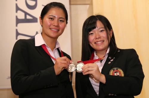 贈られたメダルを手に笑顔を見せる新垣比菜（左）と勝みなみ