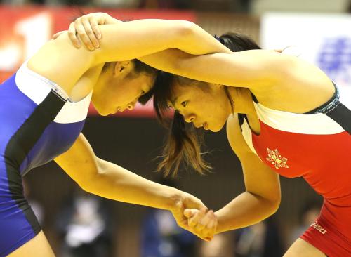 妹の友香子（左）を決勝で破り優勝した川井梨紗子