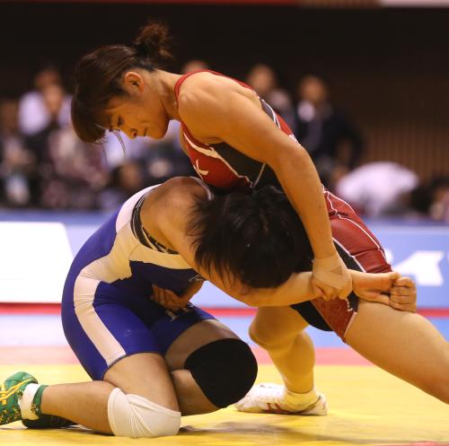 女子５８キロ級フリー決勝で、増田を攻め立てる伊調馨