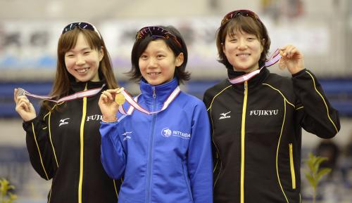 女子５００メートルの表彰台に立つ（左から）２位の押切美沙紀、１位の高木美帆、３位の菊池彩花