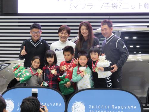 イベントに参加した子供たちと（後列左から）丸山、内藤雄士コーチ、渡辺、久保谷