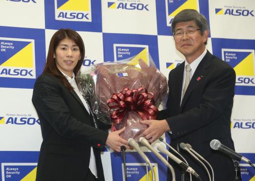 所属を離れフリーとなる吉田（左）にＡＬＳＯＫ・青山幸恭代表取締役社長から花束が贈られる