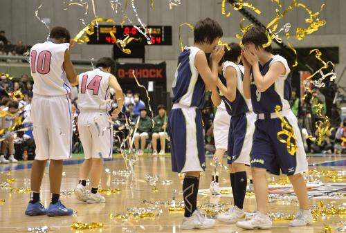 桜花学園を破って初優勝を果たし感極まる岐阜女の選手たち。左端は肩を落とす桜花学園・馬瓜