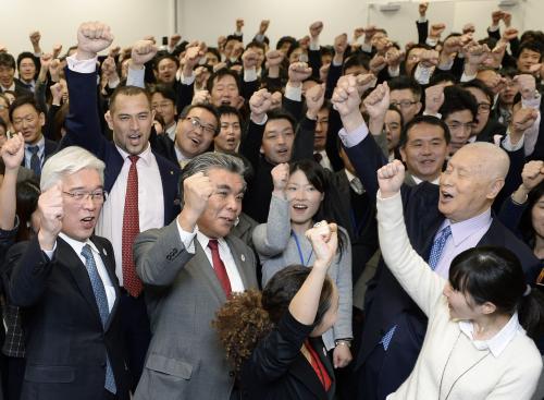 東京五輪・パラリンピック組織委員会で、新年のあいさつを終え職員らと気勢を上げる森喜朗会長（右手前から２人目）。左から２人目は室伏広治氏