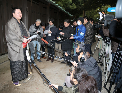 明治神宮土俵入りを終え報道陣の前で日本相撲協会のプレスリリースを読み上げる白鵬（左）