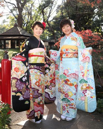 晴れ着姿で正月の日本庭園に華を添えた菊地絵理香（左）と成田美寿々