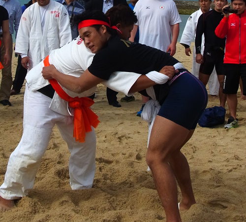 沖縄相撲を体験する１００キロ級の羽賀（右）