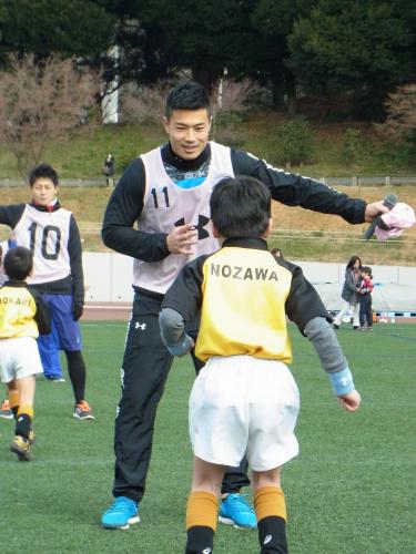 自身が主催するラグビー教室で、受講した児童にステップする方向を示す日本代表ＷＴＢ山田章仁
