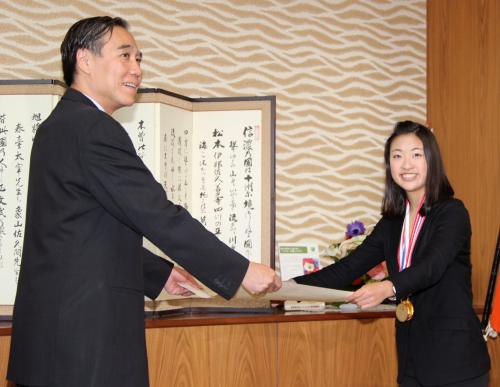 長野県の阿部守一知事（左）からスポーツ栄誉賞の表彰状を受け取る奥原希望