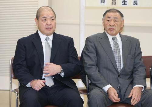 相撲教習所の卒業式に出席した八角理事長（左）と友綱親方