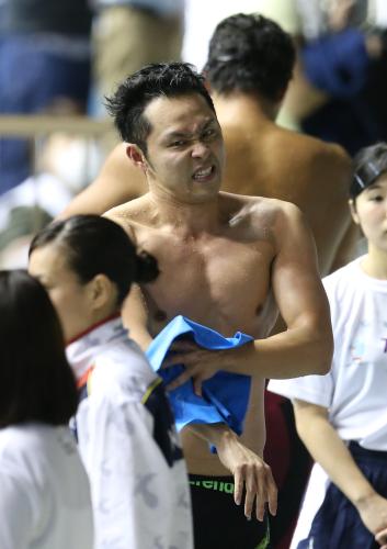 男子１００メートル平泳ぎ決勝で２位に終わった北島康介は顔をしかめて悔しがる