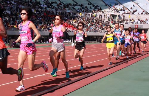 大阪国際女子マラソンで、スタートして競技場を周回する（左から）重友梨佐、竹中理沙、福士加代子ら