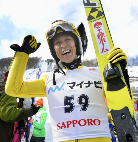 Ｗ杯ジャンプ男子札幌大会で３位に入り笑顔で喜ぶ葛西紀明。自身のＷ杯最年長表彰台記録を43歳７カ月に更新した