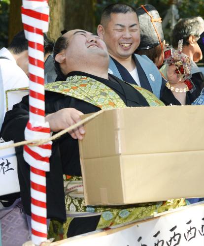 椿大神社の節分祭に参加し、特設舞台で上体を反らすポーズを披露する琴奨菊