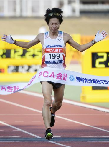 ２時間12分25秒で日本人トップの４位でゴールする石田和也