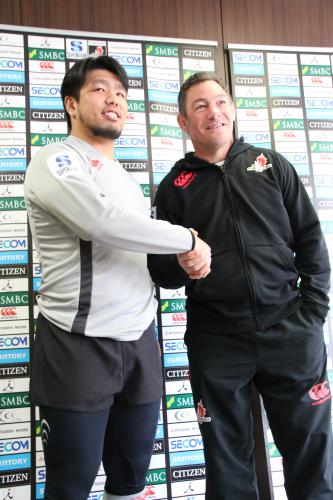 サンウルブズの初代主将に就いた堀江翔太（左）とマーク・ハメット・ヘッドコーチ