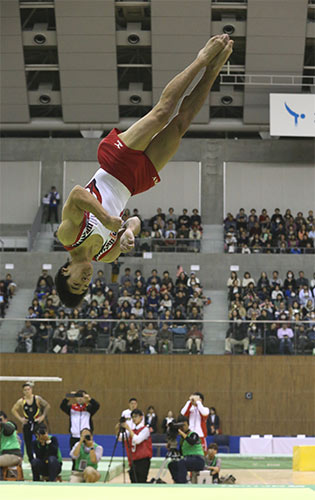 １５年１２月の豊田国際体操で後方伸身２回宙返り３回ひねりを決める白井