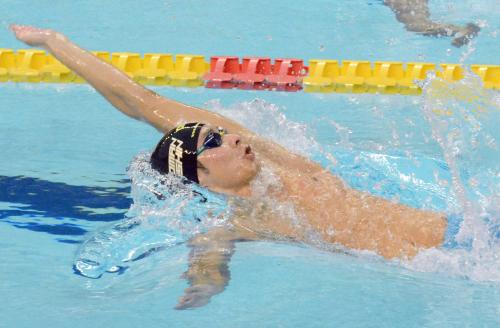 男子１００メートル背泳ぎ　大会新で優勝した入江
