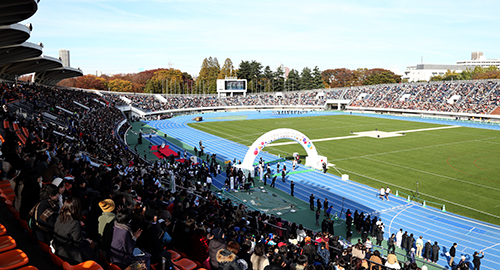 昨年１1月、２０２０年東京パラリンピックのＰＲとして行われた「パラ駅伝　ｉｎ　ＴＯＫＹＯ２０１５」は駒沢陸上競技場が満員に