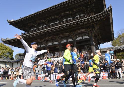 ＜京都マラソン２０１６＞仁和寺前を通過するマラソン参加者