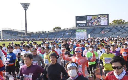 ＜京都マラソン２０１６＞西京極総合運動公園からスタートを切ったマラソン参加者