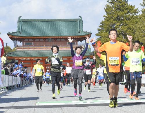＜京都マラソン２０１６＞平安神宮前に続々とゴールする参加者