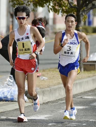 男子で競り合う、優勝した高橋英輝（左）と２位の藤沢勇