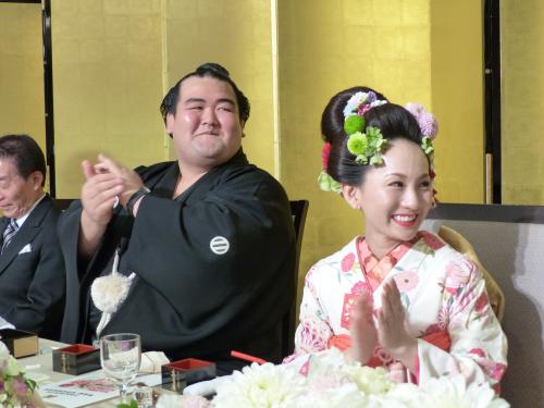 地元柳川市での披露宴で笑顔を見せる琴奨菊と祐未夫人