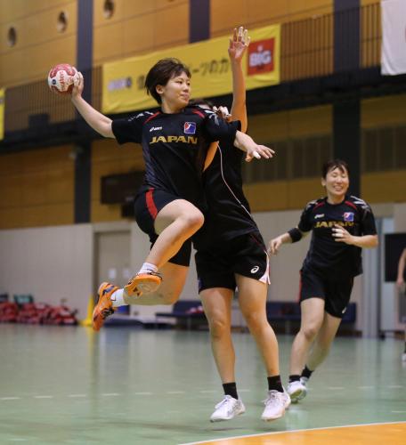 女子ハンドボール日本代表の公開練習でシュートする横嶋彩