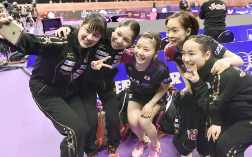 女子準々決勝でドイツに勝利し、記念撮影する（左から）浜本、若宮、福原、石川、伊藤