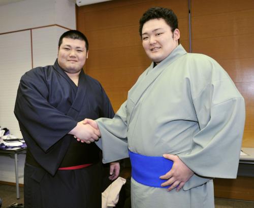 大相撲春場所の新弟子検査を受け、握手する小柳亮太（左）と石橋広暉