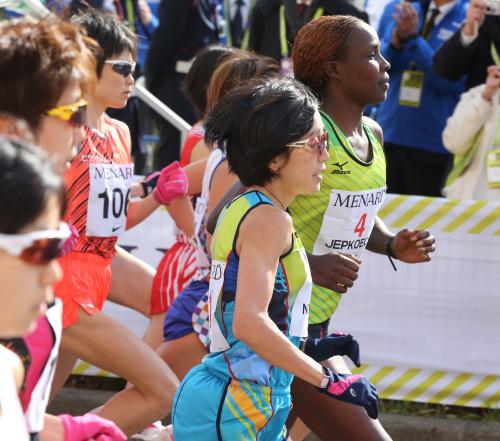 名古屋ウイメンズマラソンに出場した野口（右から２人目）
