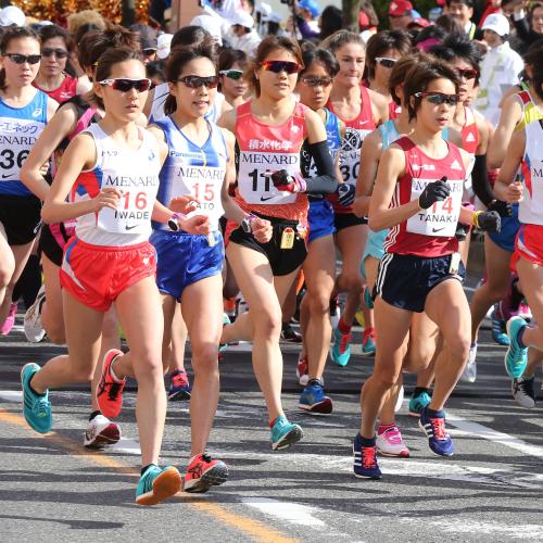 名古屋ウィメンズマラソンで２位の田中智美（右、ゼッケン１４番）
