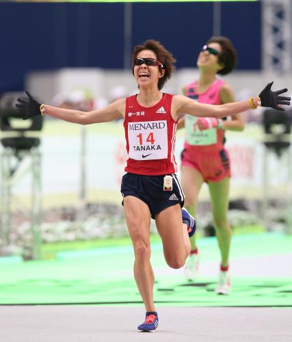 ＜名古屋ウィメンズマラソン＞小原怜（右）とのデッドヒートを制して日本人トップでゴールした田中智美