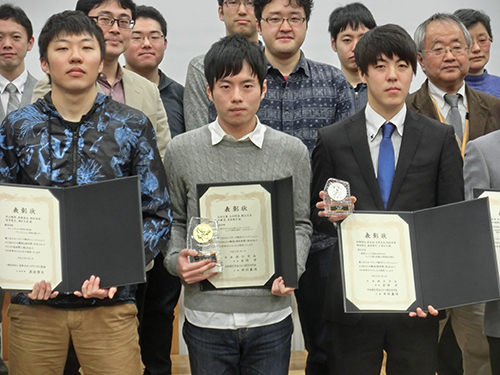 第５回スポーツデータ解析コンペティションで最優秀賞を受賞した永田大貴さん（中央）