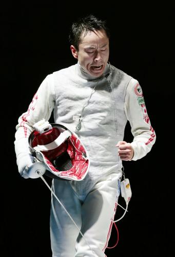 フェンシング世界選手権、男子フルーレ個人で初優勝しガッツポーズする太田雄貴