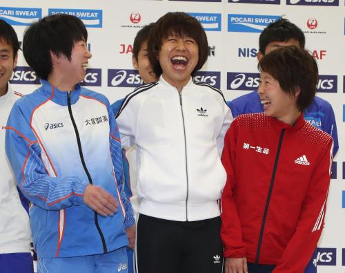 リオ五輪マラソン日本代表に内定し、笑顔でフォトセッションを行う伊藤、福士、田中