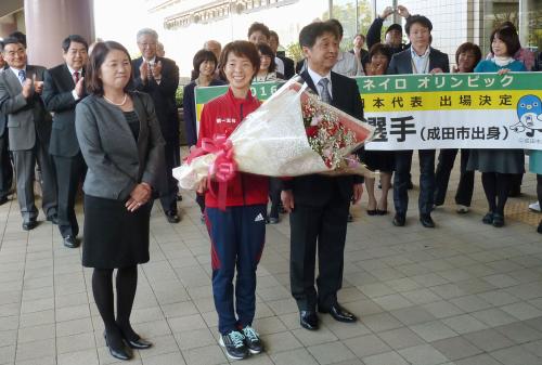 千葉県成田市役所を表敬訪問し花束を受け取り笑顔のリオ五輪女子マラソン代表の田中智美選手