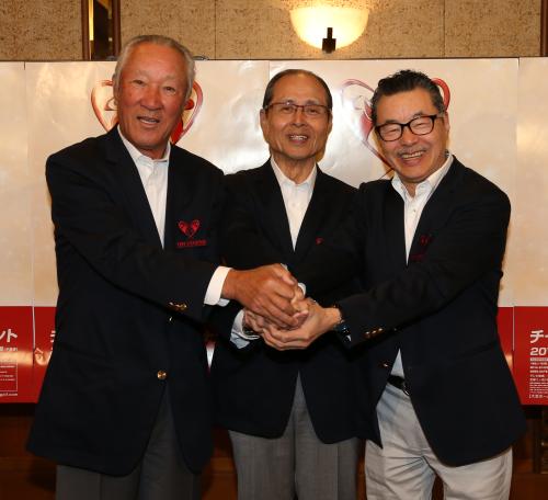 手を合わせて笑顔の（左から）青木ＪＧＴＯ会長、王ソフトバンク球団取締役会長、日野氏