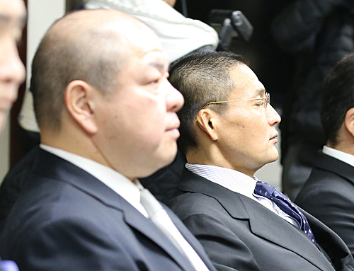 理事会後の横綱審議委員会で八角理事長（左）と並んだ貴乃花親方は目をそっと閉じる