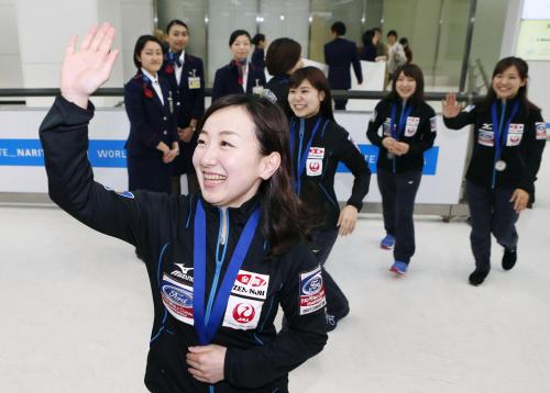 世界選手権で銀メダルを獲得し、笑顔で帰国した藤沢（手前）らカーリング女子日本代表